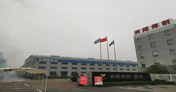 鞭炮齊聲響，喜迎開門紅！